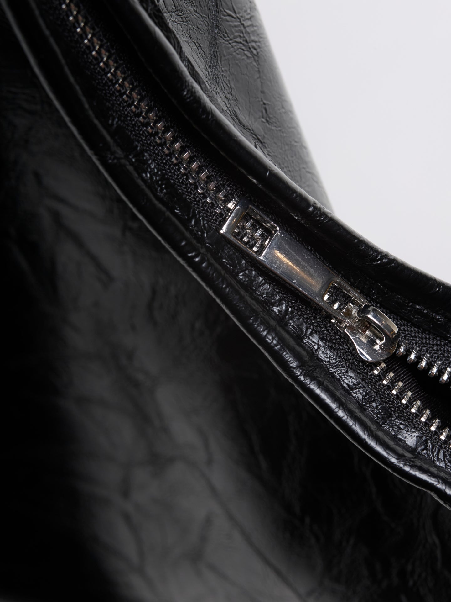 Women Sleek Leather Bag | Agatha
