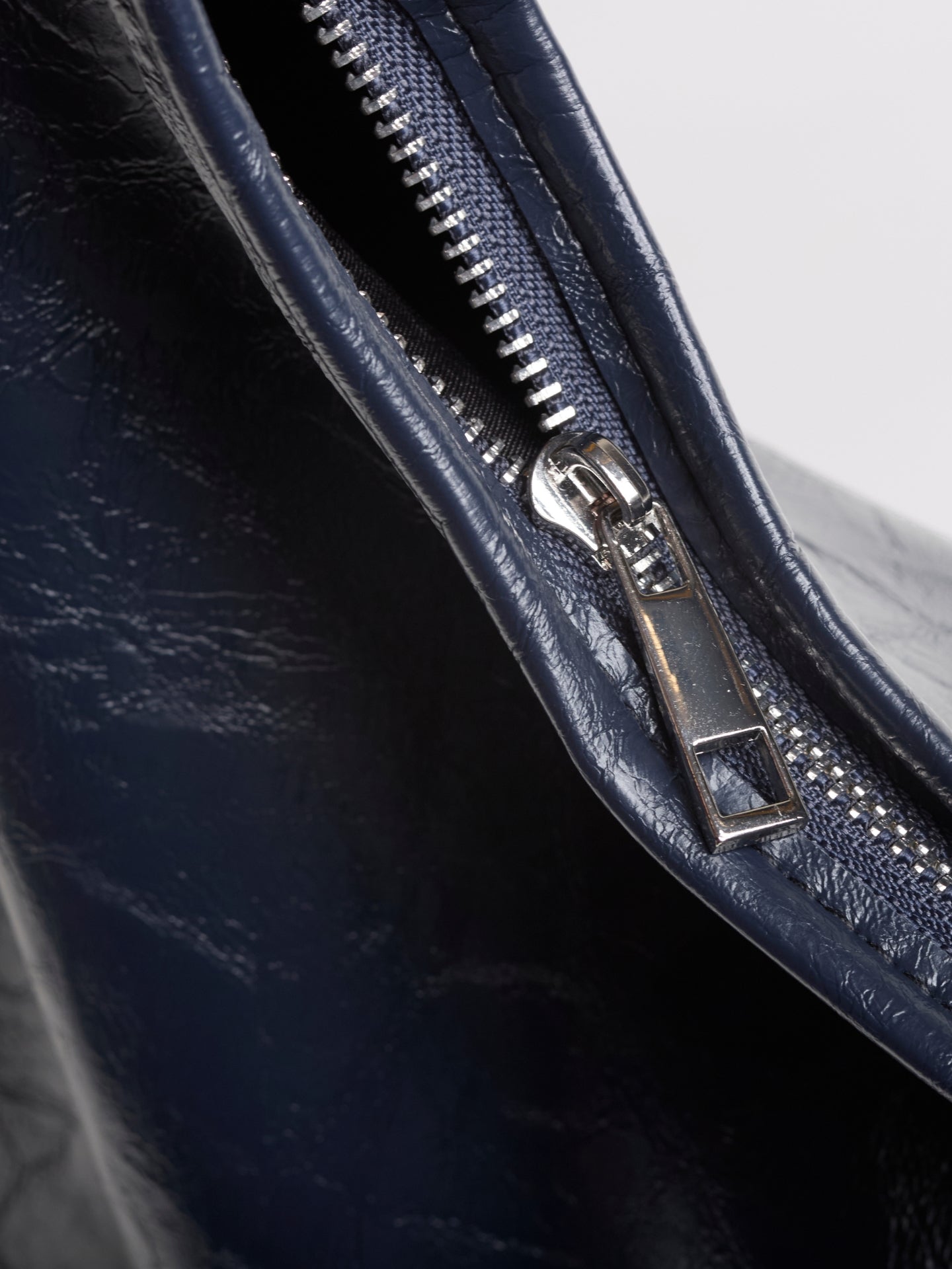 Women Sleek Leather Bag | Agatha