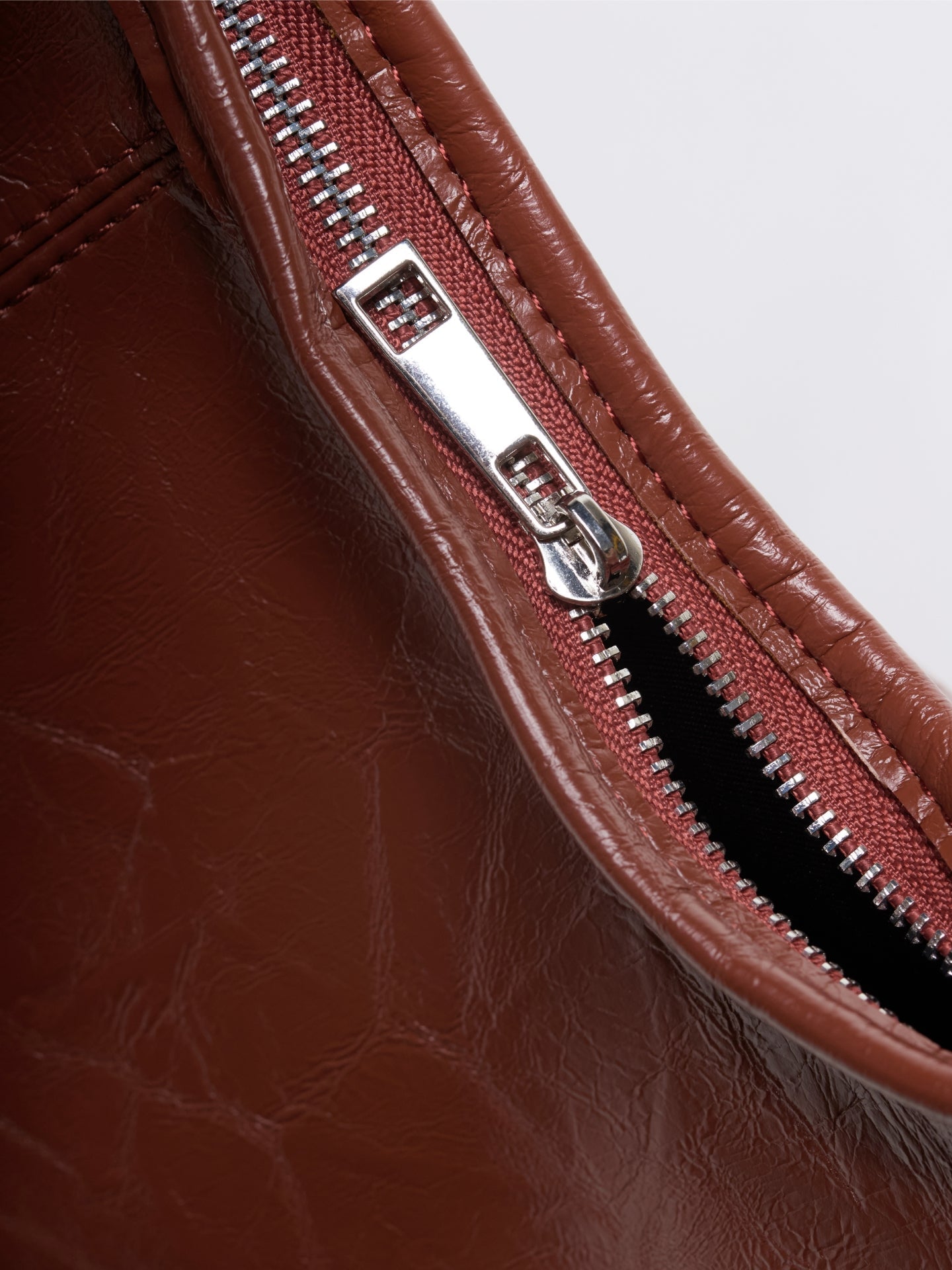 Women Sleek Leather Bag | Agatha