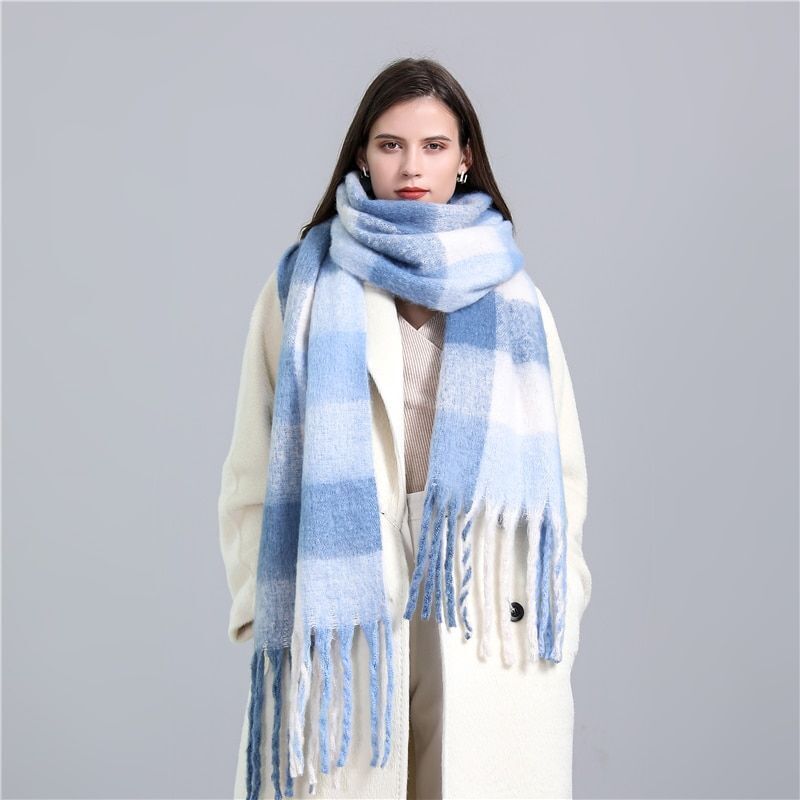 Isla - Timeless Checkered Scarf - Cozy & Stylish